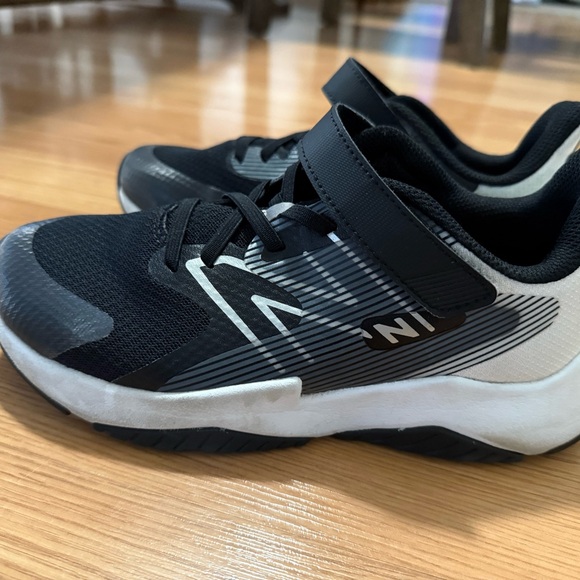 SOLD SOLD SOLD Kids New Balance Black and White Athletic Shoes size 5XW - Picture 5 of 8